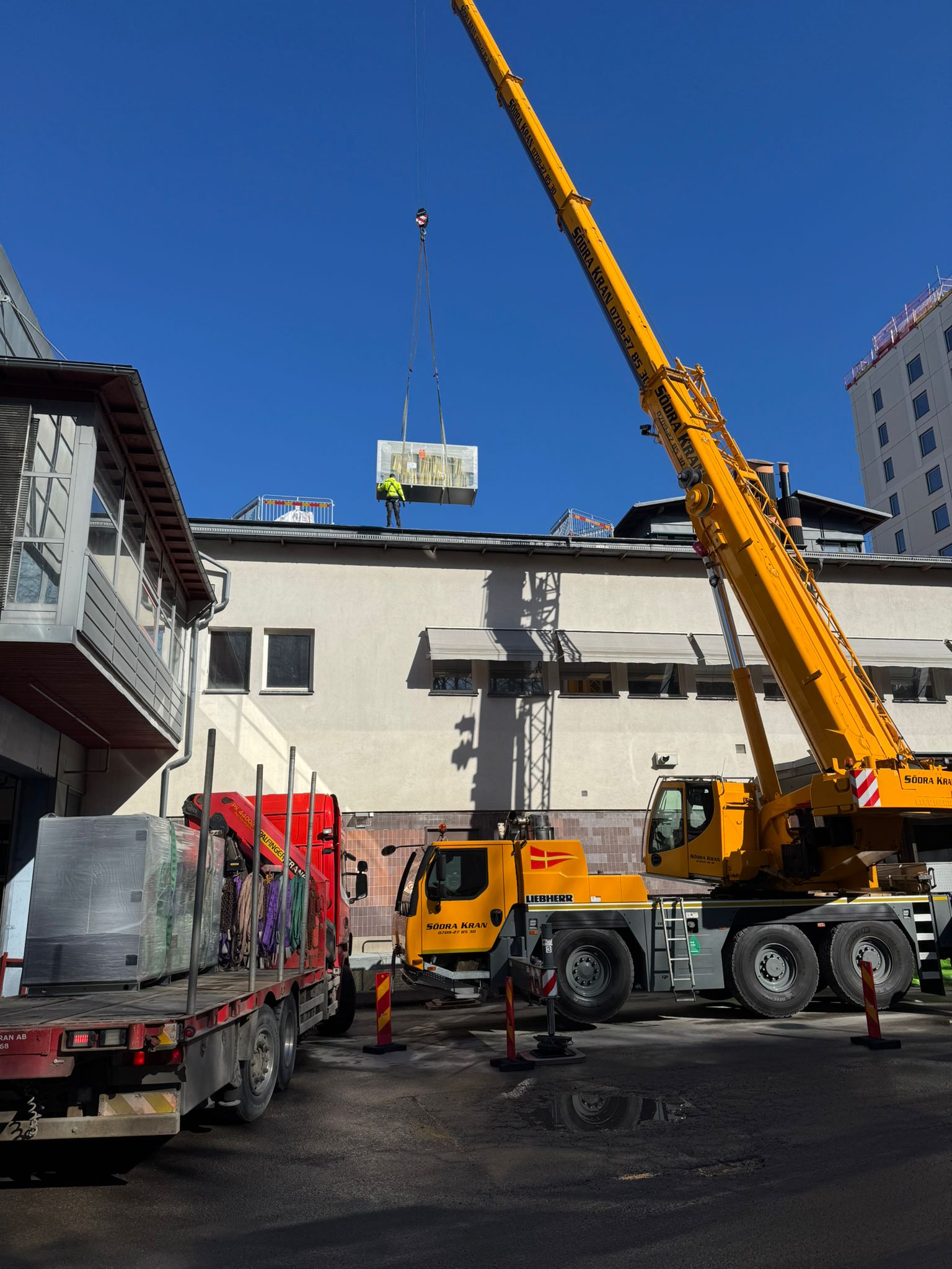 KDM Ventilation — kraninstallation av ventilationsaggregat på tak, kommersiell fastighet Stockholm